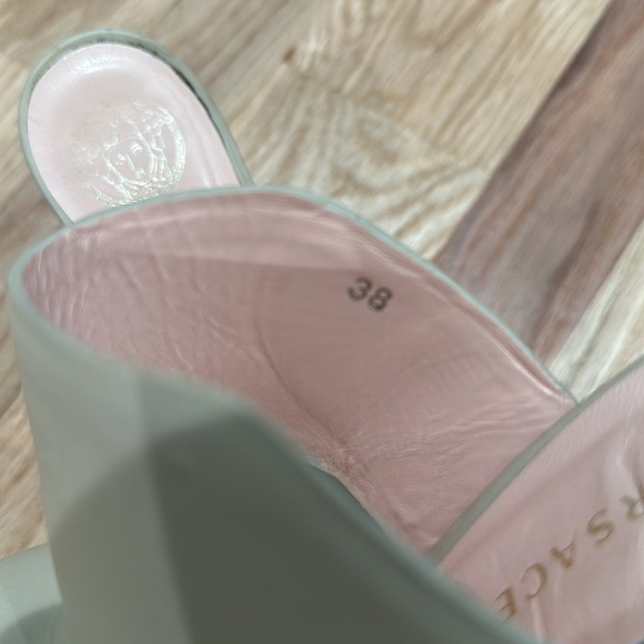 Versace heels size 38 - Picture 2 of 8